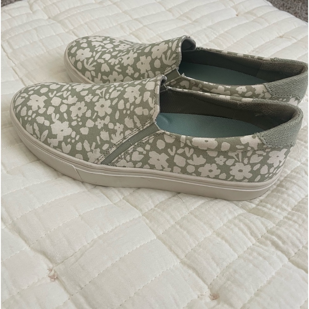 Size 7 Dr. Scholls slip on. NEVER WORN